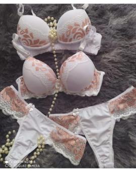 Conjunto de Sutiã e Calcinha com Bojo e Renda