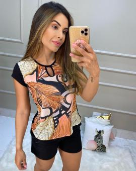 Blusa Feminina de Manguinha com Vazado no Decote