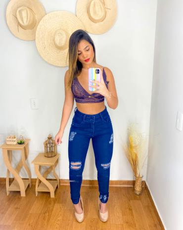 calca-jeans-feminina-cintura-alta-com-destroyed-botao-duplo-atacado-rua-44-goiania 