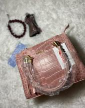 Bolsa Feminina Baú Schutz no Courino Rose Atacado na Rua 44 em Goiânia