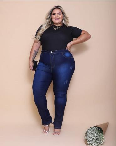 calca-jeans-feminina-plus-size-cintura-alta-escura-atacado-rua-44-goiania 