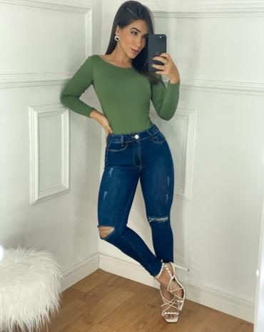 calca-jeans-feminina-rasgadinha-no-joelho-atacado-rua-44-goiania 