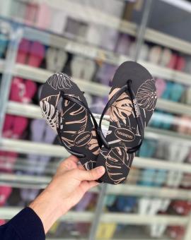 Chinelo Havaianas Slim Preta Estampada com Folhas