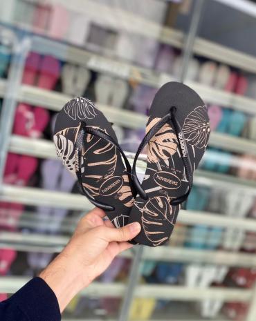 chinelo-havaianas-slim-preta-estampada-com-folhas-atacado-rua-44-goiania 