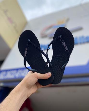 havaianas-feminina-slim-preta-com-brilho-atacado-rua-44-goiania 