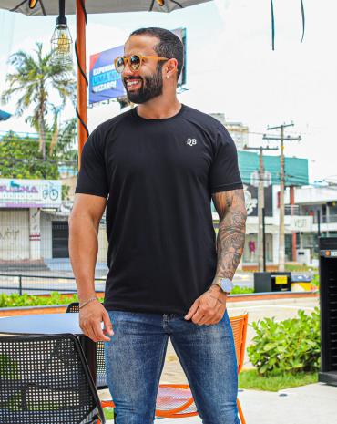 camiseta-masculina-basica-manga-curta-preta-atacado-rua-44-goiania 