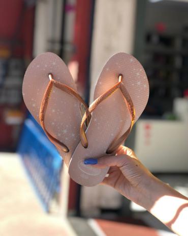 sandalia-havaianas-feminina-slim-com-brilho-atacado-rua-44-goiania 