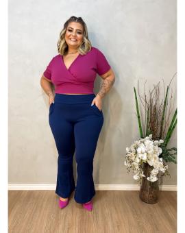 Conjunto Plus Size Calça Flare e Cropped de Manguinha