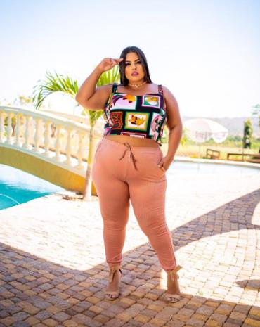 calca-jogger-plus-size-feminina-canelada-atacado-rua-44-goiania 