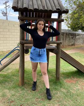 Saia Curta Jeans Barra Desfiada Clara