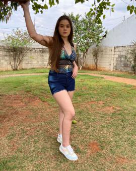 Short Jeans Feminino Cintura Alta Barra Desfiada Escuro