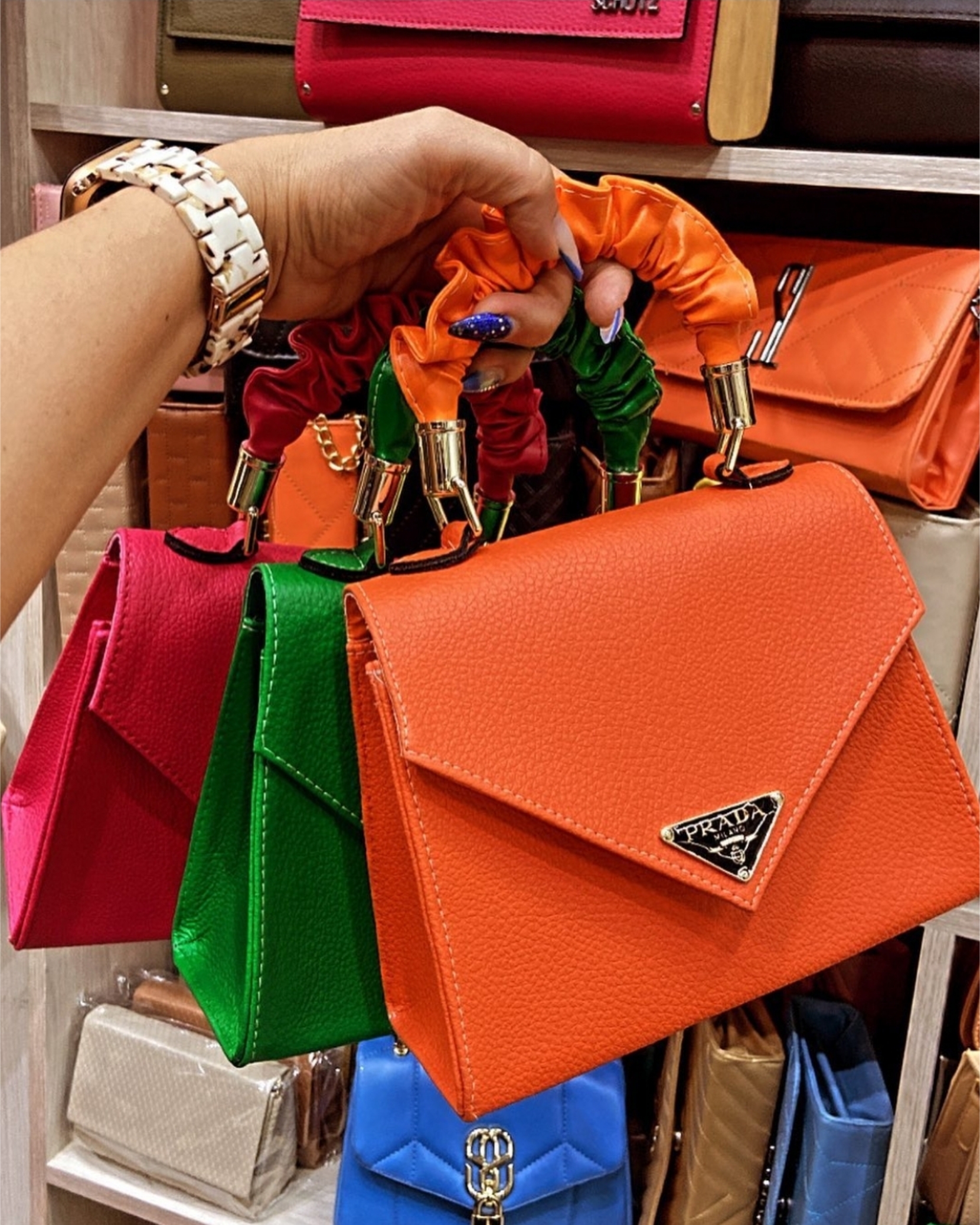 Bolsa Prada Pequena Colorida - Atacado 44 Goiânia. Bolsa Prada Pequena Colorida - Atacado 44 Goiânia.