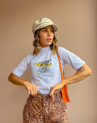 t-shirt-feminina-branca-gola-alta-estilosa-atacado-rua-44-goiania 