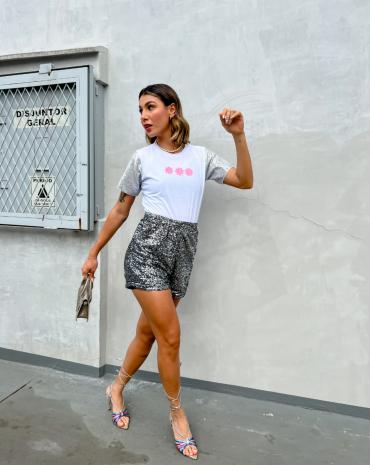 t-shirt-feminina-estilosa-branca-manga-paete-atacado-rua-44-goiania 