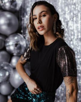 T-Shirt Manga Paetê Preta