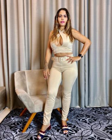 conjunto-calca-com-cinto-e-cropped-decotado-cruzado-atacado-rua-44-goiania 