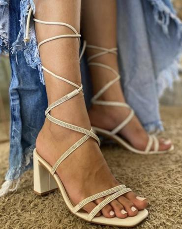 sandalia-dourada-de-amarrar-na-perna-strass-com-salto-grosso-atacado-rua-44-goiania 