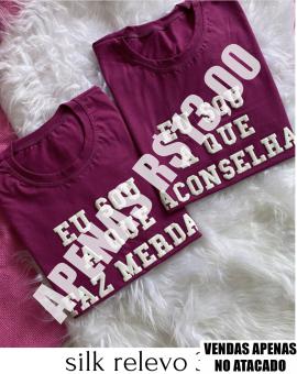 T-Shirt Feminina com Frase Divertida em Relevo 3D
