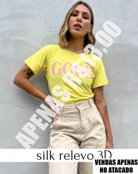 T-Shirt Feminina Estilosa com Estampa em Relevo