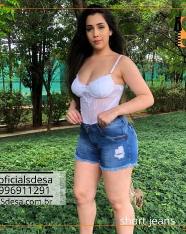 short-jeans-cintura-alta-com-barra-desfiada-e-rasgadinho-atacado-rua-44-goiania 