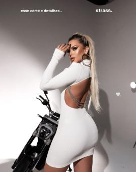 Vestido Colado Branco Manga Longa Costa Nua Detalhe Strass