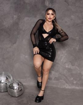 Vestido Preto Decotado com Brilho e Transparência