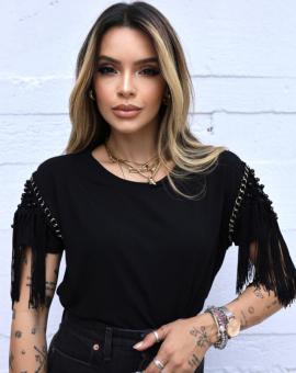 T-Shirt Luxo Preta com Manga de Crochê e Franjas