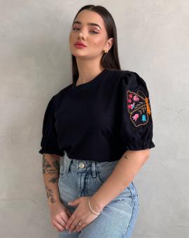 T-Shirt Bordada na Manga