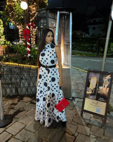 vestido-longo-cavado-gola-alta-de-bolinha-branco-atacado-rua-44-goiania 