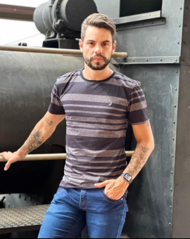 T-Shirt Masculina Listrada Preta