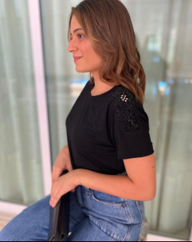 Blusa com Aplique no Ombro Preta