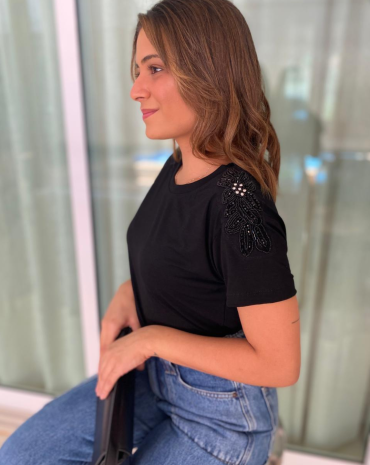 blusa-com-aplique-no-ombro-preta-atacado-rua-44-goiania 