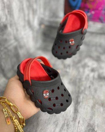 crocs-homem-aranha-infantil-preta-atacado-rua-44-goiania 