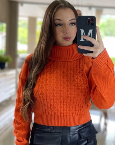 blusa-sueter-feminino-com-ombro-caido-liso-atacado-rua-44-goiania 