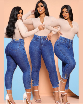 Calça Capri Jeans com Botões na Barra