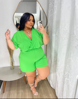 Macaquinho Plus Size Decote V Confortável