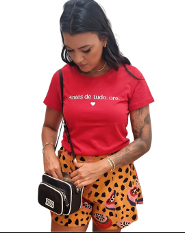T-Shirt Feminina com Frase Cristã