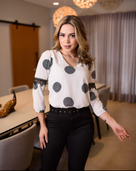 Blusa Elegante com Guipir Manga Longa