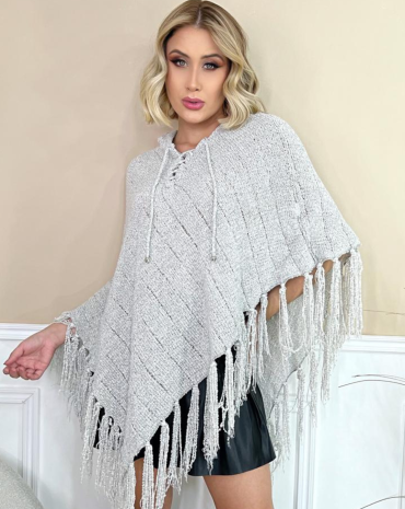 poncho-assimetrico-com-capuz-e-franjas-atacado-rua-44-goiania 