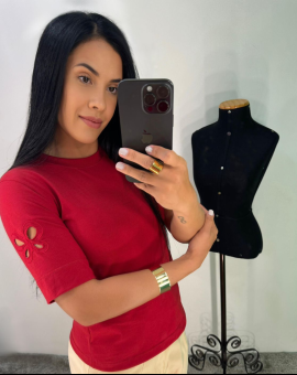 T-Shirt Feminina com Corte a Laser de Luxo