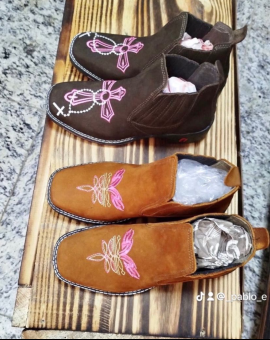 Bota Feminina Bico Quadrado com Elástico Colméia