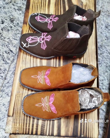 bota-feminina-bico-quadrado-com-elastico-colmeia-atacado-rua-44-goiania 