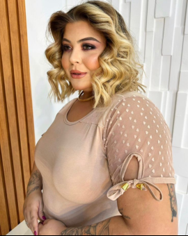 Blusa Plus Size com Manga de Tule Bege