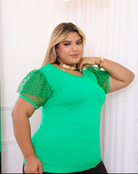 Blusa Plus Size com Manga Princesa de Tule