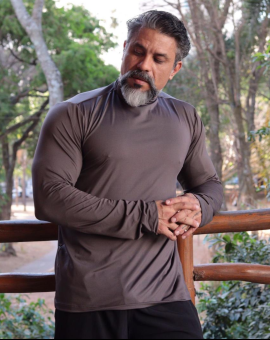 Camisa Gola Alta com Proteção UV Masculina