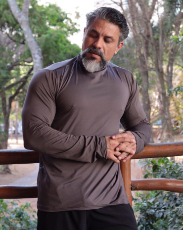 camisa-gola-alta-com-protecao-uv-masculina-atacado-rua-44-goiania 