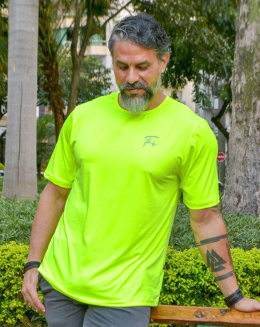 camiseta-com-protecao-uv-masculina-verde-neon-atacado-rua-44-goiania 