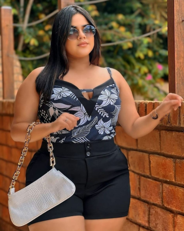 conjunto-plus-size-preto-com-short-cintura-alta-e-blusa-estampada-atacado-rua-44-goiania 