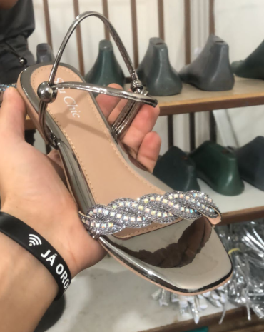 sandalia-feminina-de-tirinha-com-strass-alca-no-calcanhar-atacado-rua-44-goiania 