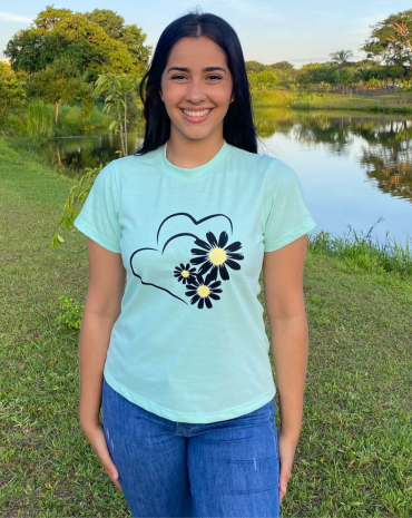 t-shirt-feminina-de-algodao-com-estampa-de-coracao-atacado-rua-44-goiania 